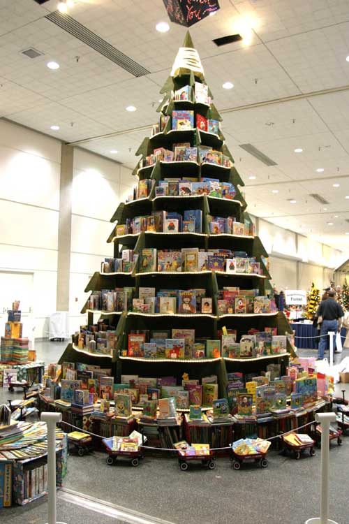 árvore de natal feita com livros