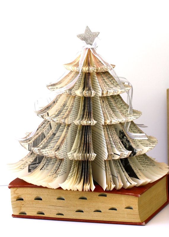 árvore de natal feita com livros