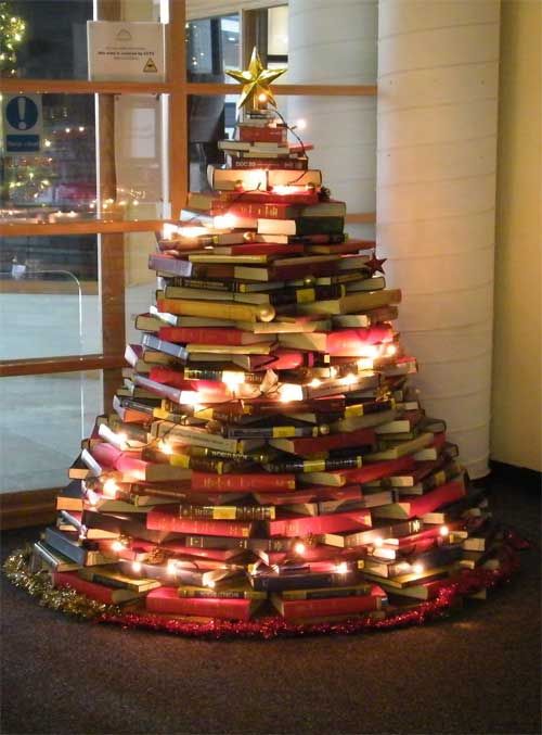 11 Árvores de Natal Feitas com Livros para Você se Inspirar